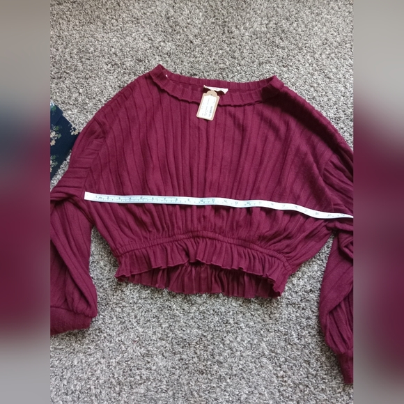 NWT Burgundy sweater cropped with ruffle trim- size large - Picture 5 of 6
